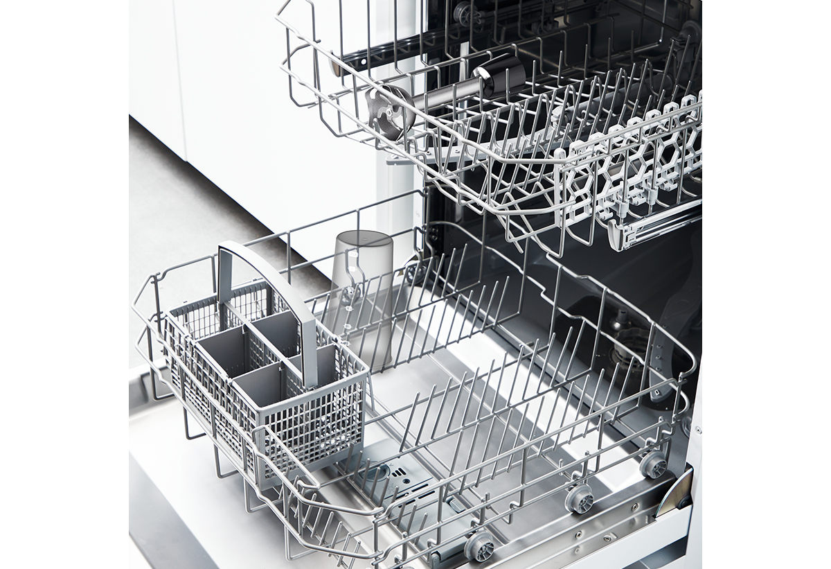 Απεικονίζεται το εσωτερικό ενός πλυντηρίου πιάτων.